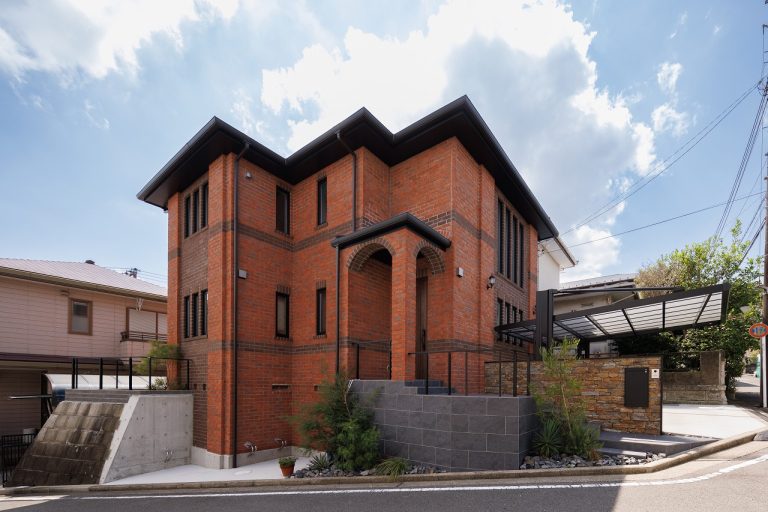 高級感あふれるグレージュハウスに、心落ち着くインテリア