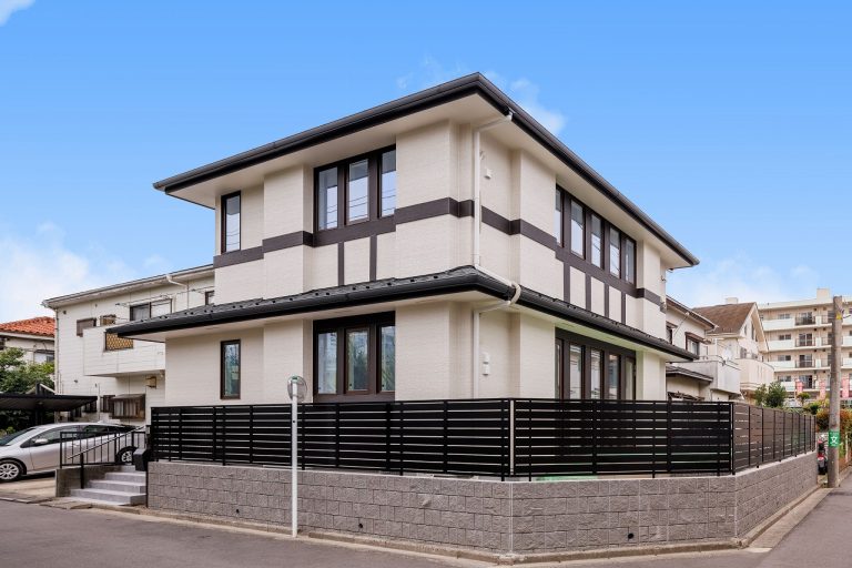 まるでイギリス式輸入住宅。ラグジュアリーな雰囲気漂う特別空間