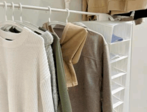 服が壁に当たらないための奥行寸法は？