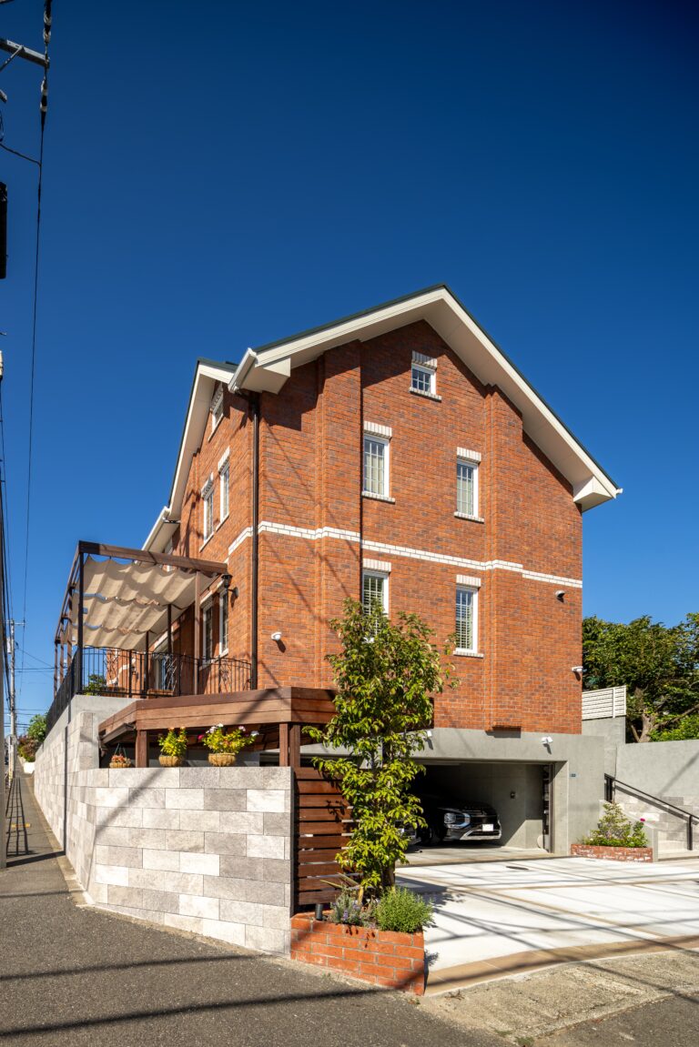 8人家族がゆったり暮らす！地下室ガレージ付き4層構造のレンガ積みの住宅