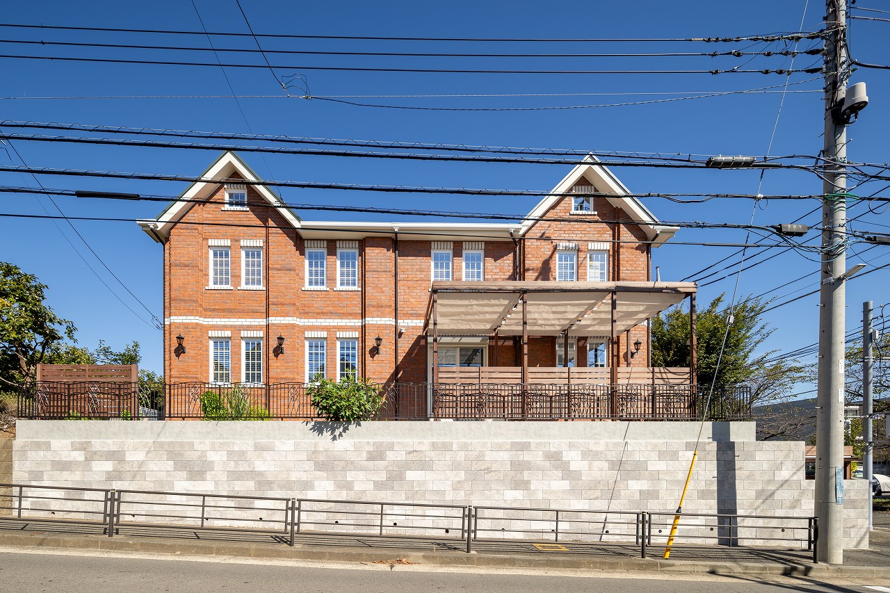 8人家族がゆったり暮らす！地下室ガレージ付き4層構造のレンガ積みの住宅