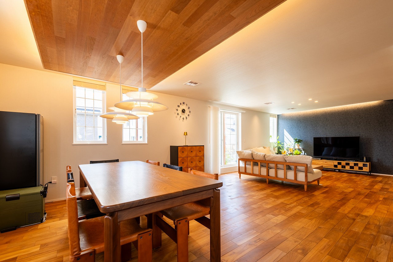 8人家族がゆったり暮らす！地下室ガレージ付き4層構造のレンガ積みの住宅