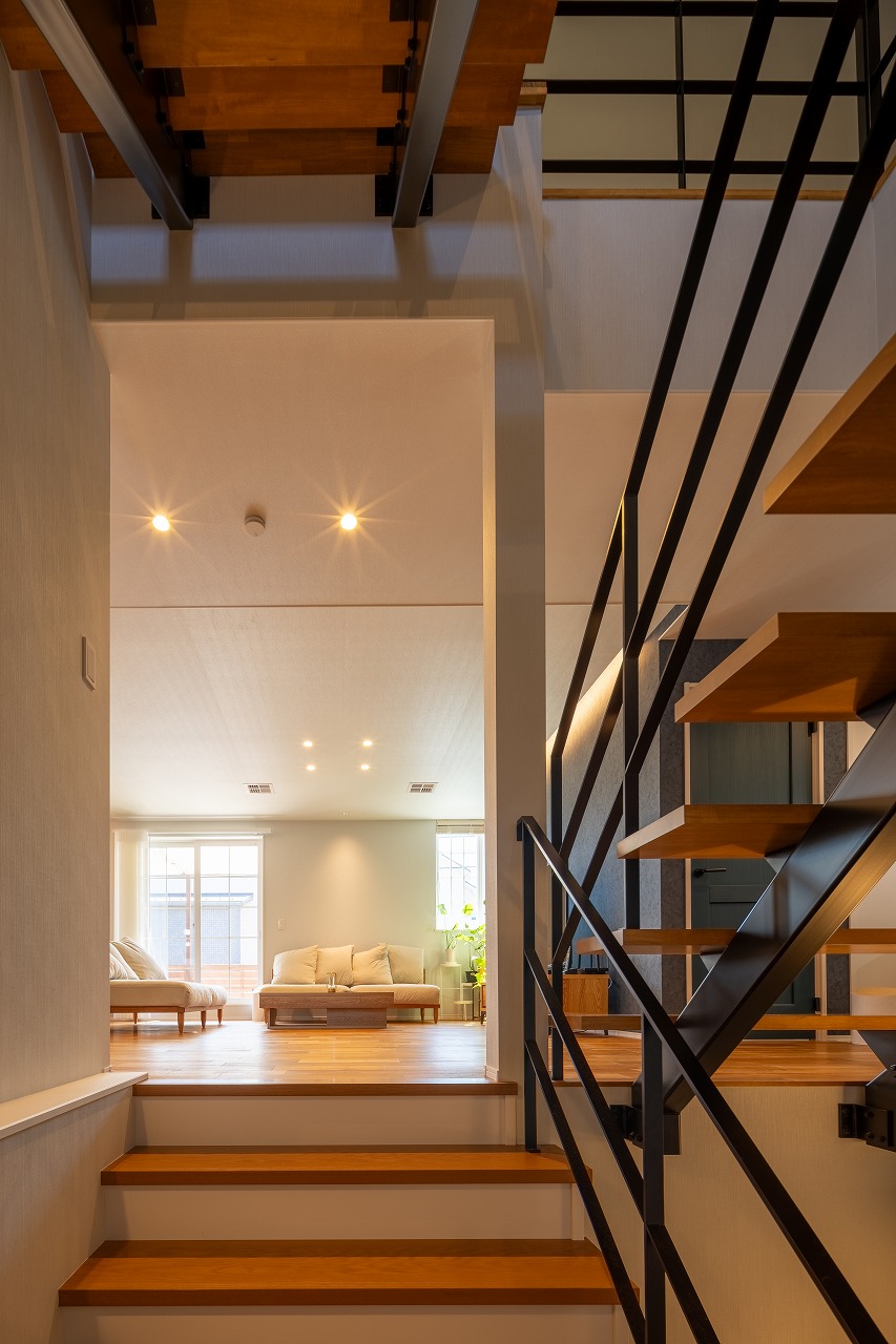 8人家族がゆったり暮らす！地下室ガレージ付き4層構造のレンガ積みの住宅