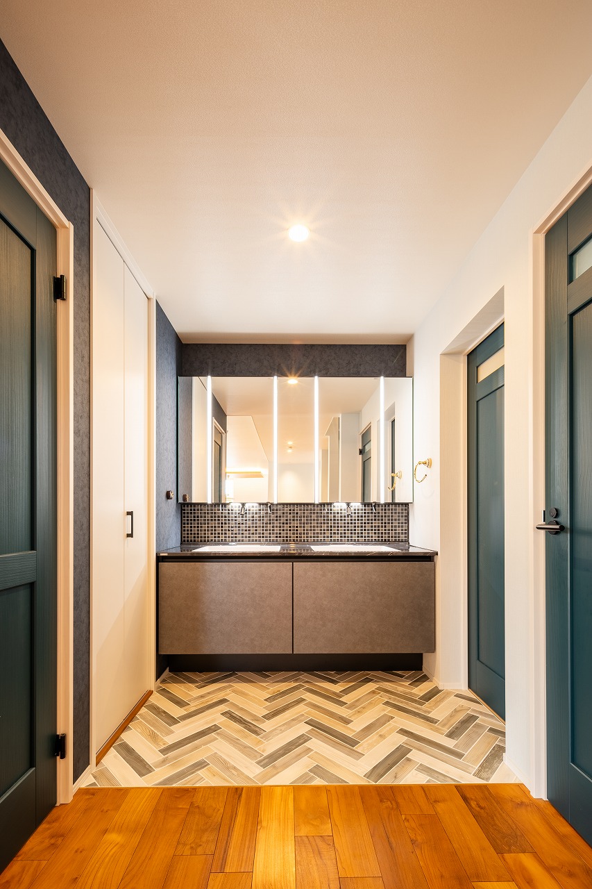 8人家族がゆったり暮らす！地下室ガレージ付き4層構造のレンガ積みの住宅