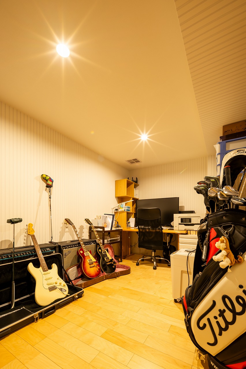 8人家族がゆったり暮らす！地下室ガレージ付き4層構造のレンガ積みの住宅