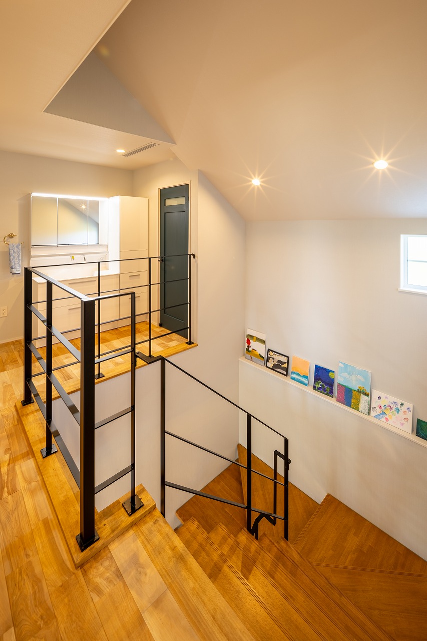 8人家族がゆったり暮らす！地下室ガレージ付き4層構造のレンガ積みの住宅