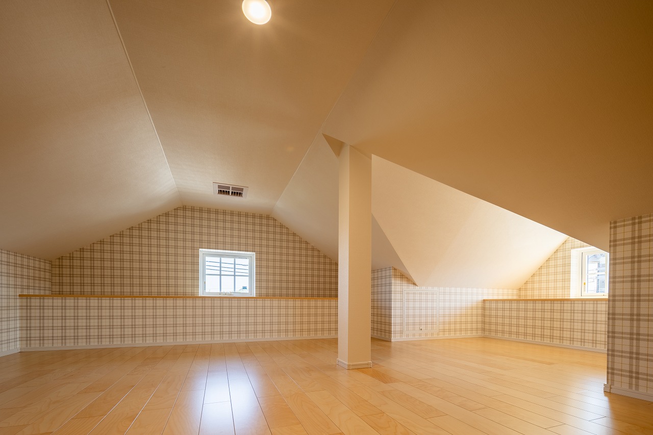 8人家族がゆったり暮らす！地下室ガレージ付き4層構造のレンガ積みの住宅