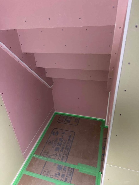 階段下方のコンパクトなスペース